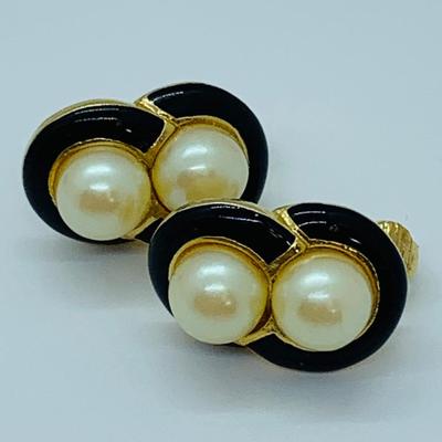 LOT 21R: Vintage Clip On Earrings: Silvertone Floral, Goldtone/Black, Faux Pearls w/Black & Goldtone & More