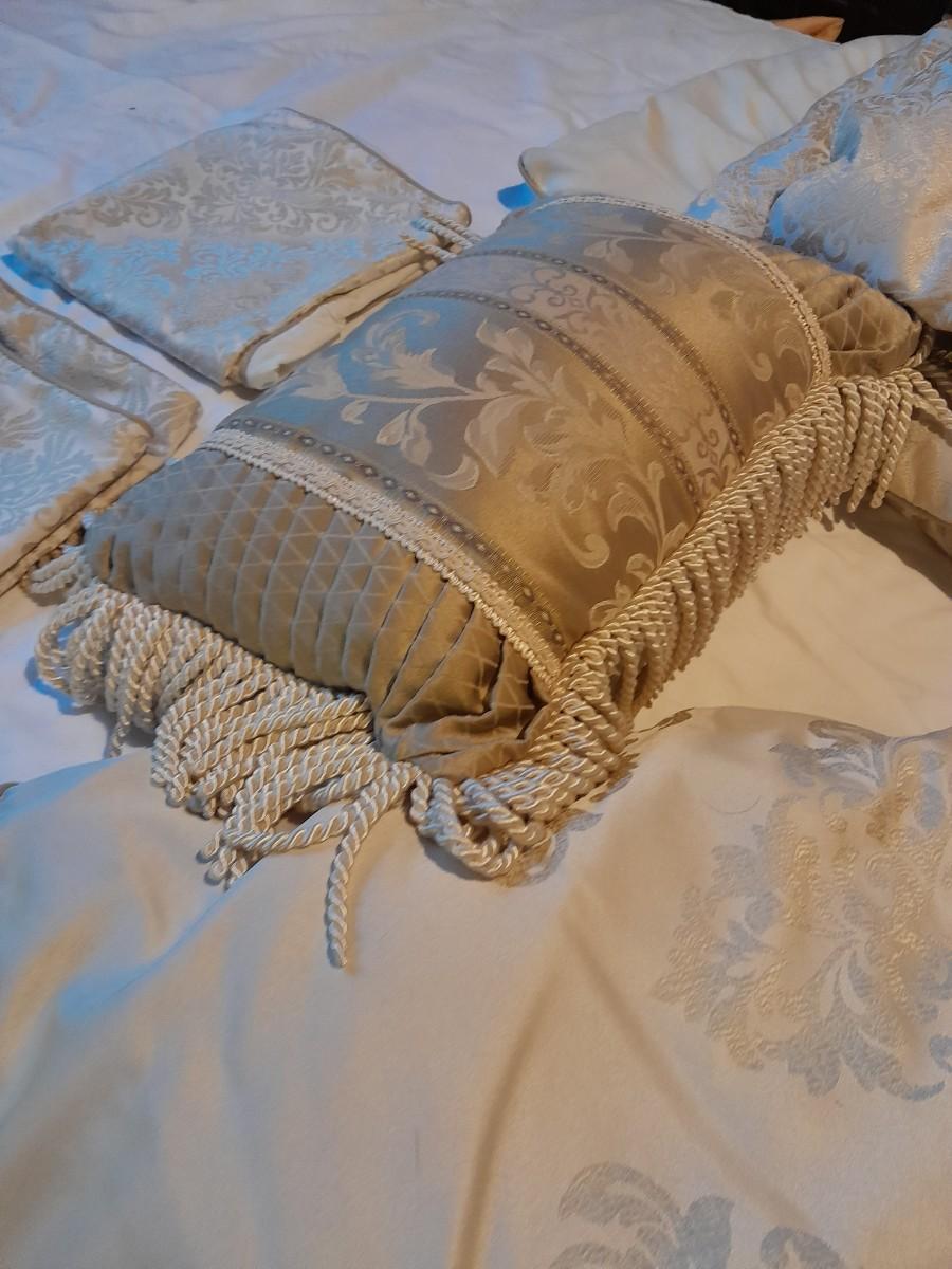 GOLD ACCENT COMFORTER WITH THROW PILLOWS FULL / QUEEN SIZED