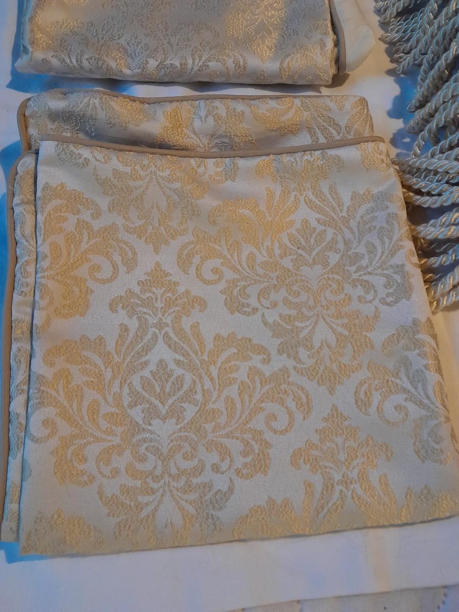 GOLD ACCENT COMFORTER WITH THROW PILLOWS FULL / QUEEN SIZED