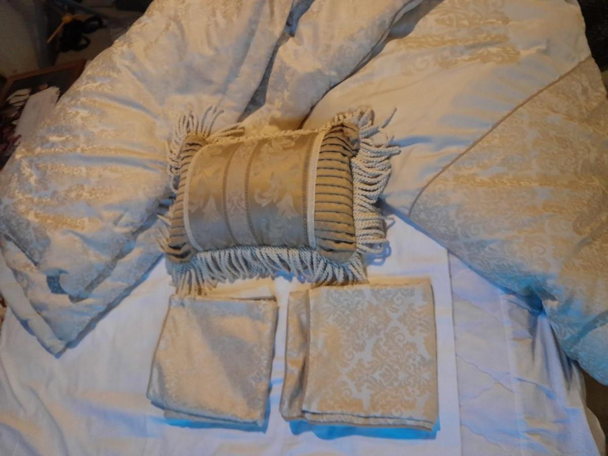 GOLD ACCENT COMFORTER WITH THROW PILLOWS FULL / QUEEN SIZED