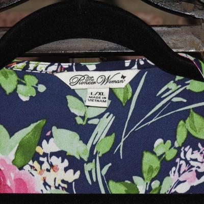 Beautiful pioneer woman blouse