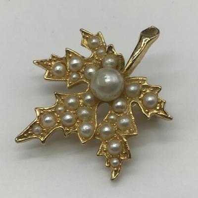 Vintage Artco Maple ðŸ Leaf Faux Pearl Pin