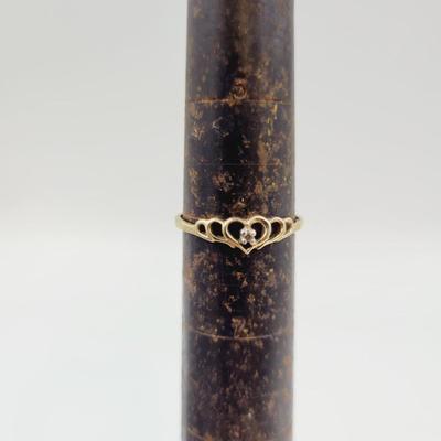 14K GOLD DESIGNED RING W/ TINY STONE - SIZE 6
