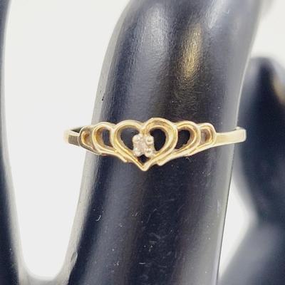 14K GOLD DESIGNED RING W/ TINY STONE - SIZE 6