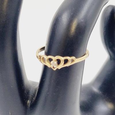 14K GOLD DESIGNED RING W/ TINY STONE - SIZE 6