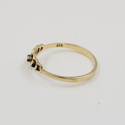 14K GOLD DESIGNED RING W/ TINY STONE - SIZE 6