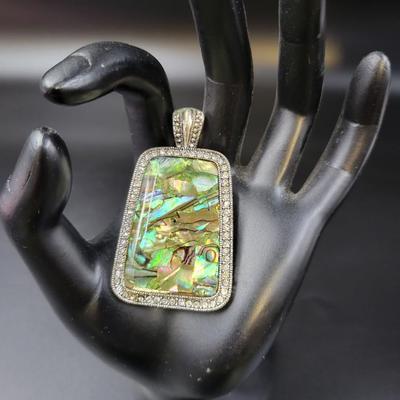 BEAUTIFUL SILVER TONED MULTI COLORED OPAL STYLE PENDANT