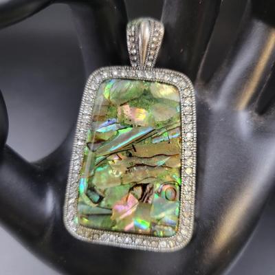 BEAUTIFUL SILVER TONED MULTI COLORED OPAL STYLE PENDANT