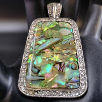 BEAUTIFUL SILVER TONED MULTI COLORED OPAL STYLE PENDANT
