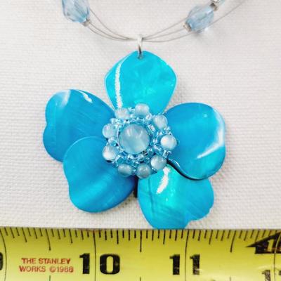 BEAUTIFUL INVISIBLE WIRE MOTHER OF PEARL STYLE FLOWERED NECKLACE