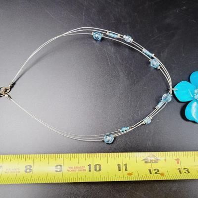 BEAUTIFUL INVISIBLE WIRE MOTHER OF PEARL STYLE FLOWERED NECKLACE