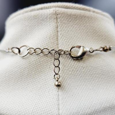 BEAUTIFUL INVISIBLE WIRE MOTHER OF PEARL STYLE FLOWERED NECKLACE
