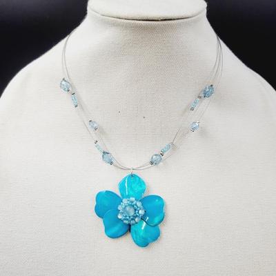 BEAUTIFUL INVISIBLE WIRE MOTHER OF PEARL STYLE FLOWERED NECKLACE