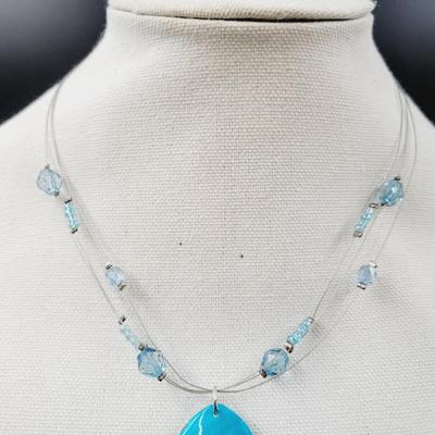 BEAUTIFUL INVISIBLE WIRE MOTHER OF PEARL STYLE FLOWERED NECKLACE