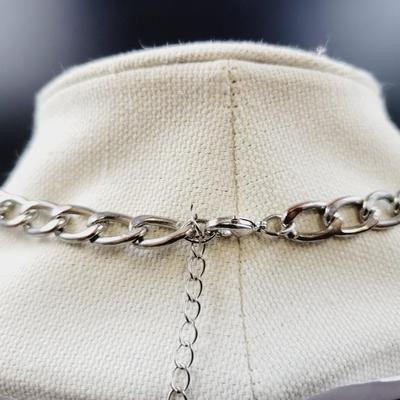 SILVER TONED GREY FLOWERED DECORATIVE NECKLACE
