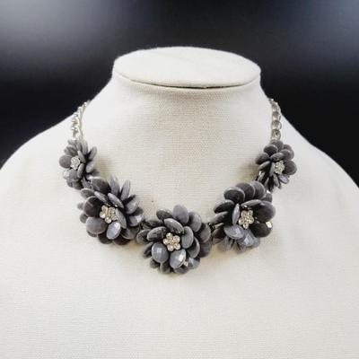 SILVER TONED GREY FLOWERED DECORATIVE NECKLACE