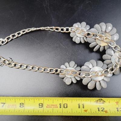 SILVER TONED GREY FLOWERED DECORATIVE NECKLACE