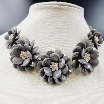 SILVER TONED GREY FLOWERED DECORATIVE NECKLACE