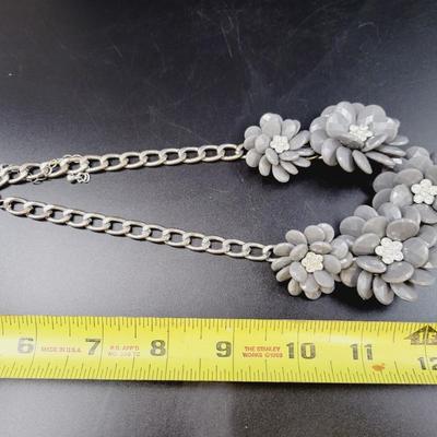 SILVER TONED GREY FLOWERED DECORATIVE NECKLACE