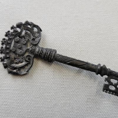 FUN METAL SKELTON KEY PIN
