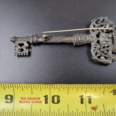 FUN METAL SKELTON KEY PIN