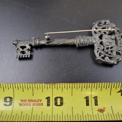 FUN METAL SKELTON KEY PIN
