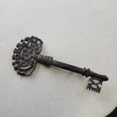 FUN METAL SKELTON KEY PIN