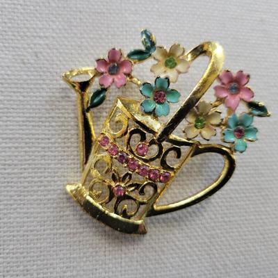 CUTE WATER JUG W/ FLOWERS PIN