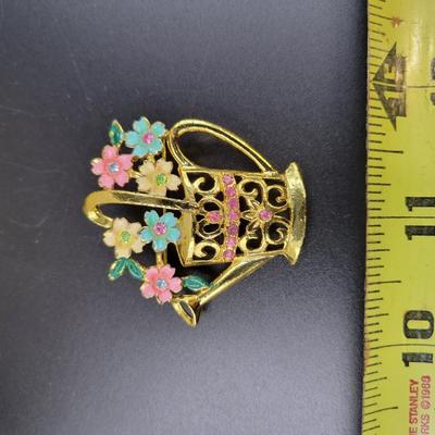 CUTE WATER JUG W/ FLOWERS PIN