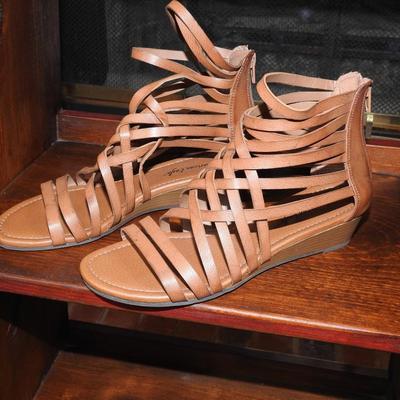 Women's shoe size 7M