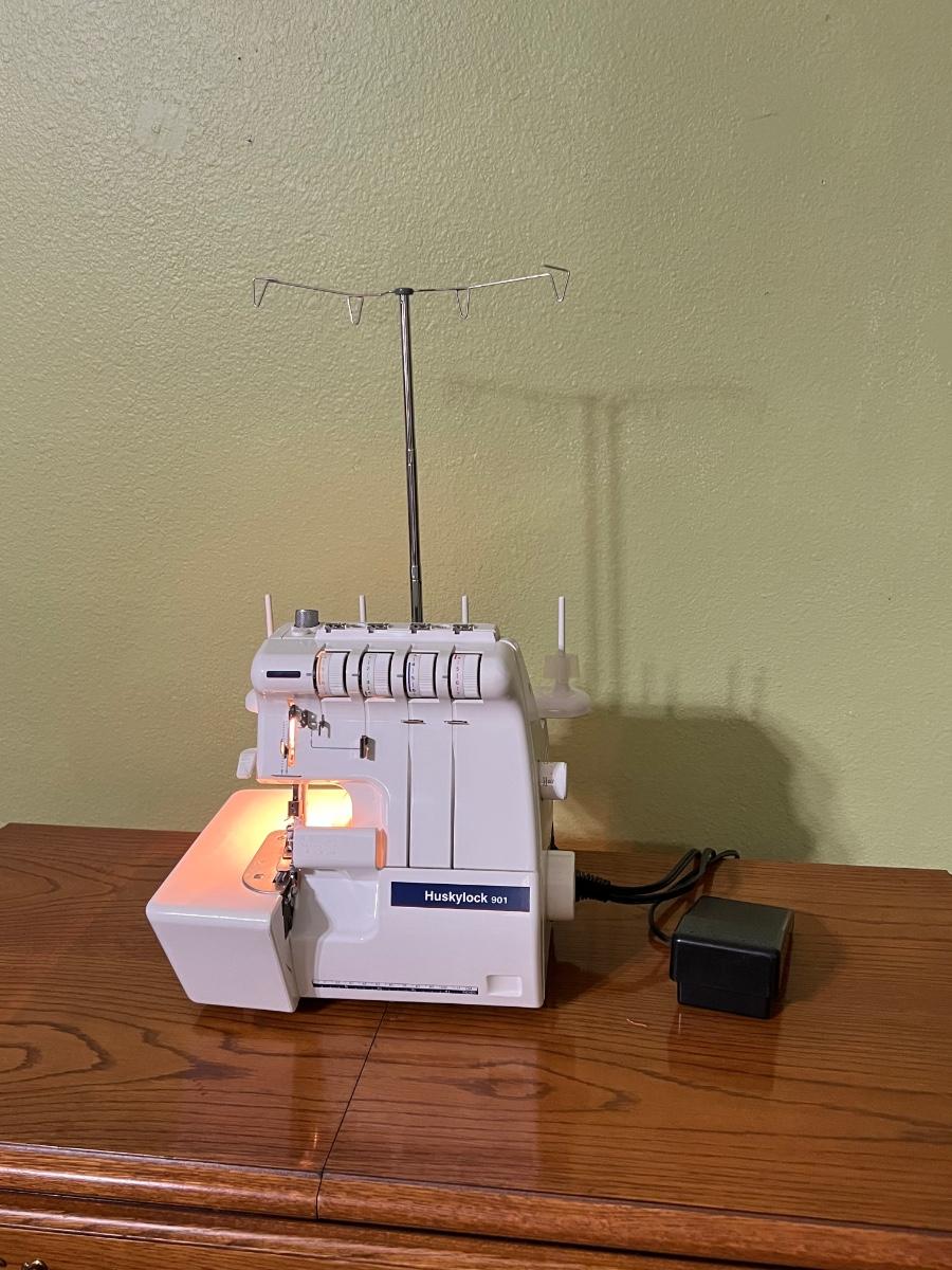 HUSKYLOCK 901 Serger