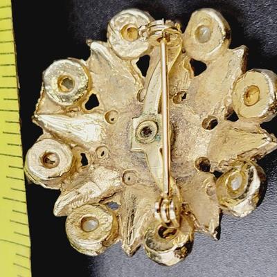 VINTAGE GOLD TONED & FAUX EMERALD BROOCH