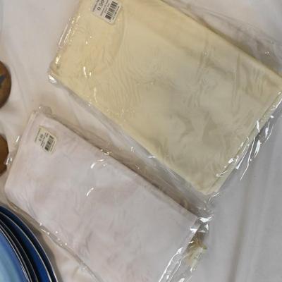 Kitchen Lot: Large Fork and Spoon Decor, Mr Coffee, Plates, Restaurant Napkins