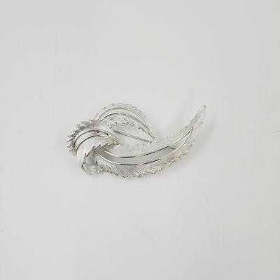 VINTAGE SARAH COVENTRY FLOWING LEAVES BROOCH