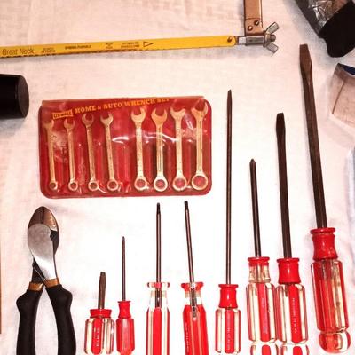 NICE VARIETY OF HAND TOOLS