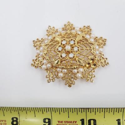 BEAUTIFUL WEBBED GOLD TONED BROOCH