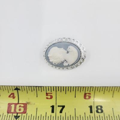 SILVER TONED CAMEO PENDANT, BROOCH & EARRING SET