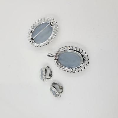 SILVER TONED CAMEO PENDANT, BROOCH & EARRING SET