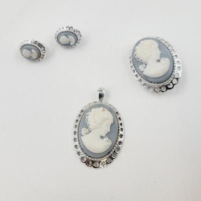 SILVER TONED CAMEO PENDANT, BROOCH & EARRING SET