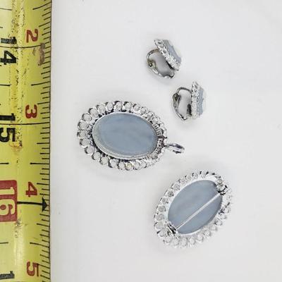 SILVER TONED CAMEO PENDANT, BROOCH & EARRING SET