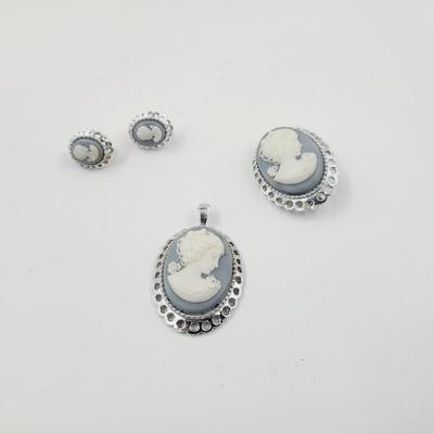 SILVER TONED CAMEO PENDANT, BROOCH & EARRING SET