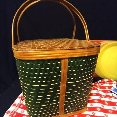 PICNIC BASKET-CLOTH TABLECLOTH & CLOTH NAPKINS-EATING UTENSILS