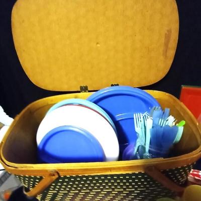 PICNIC BASKET-CLOTH TABLECLOTH & CLOTH NAPKINS-EATING UTENSILS