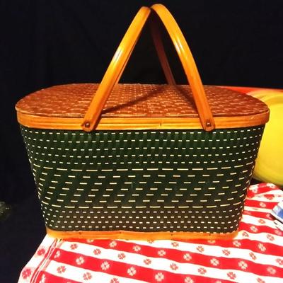 PICNIC BASKET-CLOTH TABLECLOTH & CLOTH NAPKINS-EATING UTENSILS