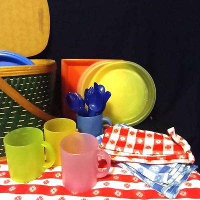 PICNIC BASKET-CLOTH TABLECLOTH & CLOTH NAPKINS-EATING UTENSILS
