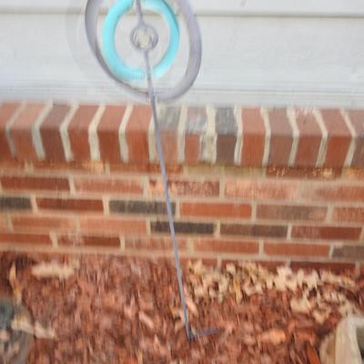 Yard art whirly