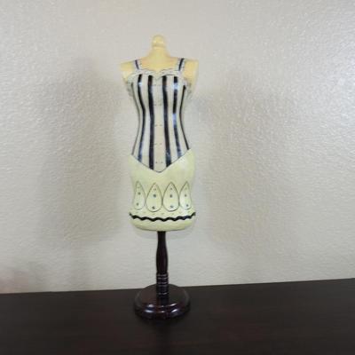 Dress form mannequin