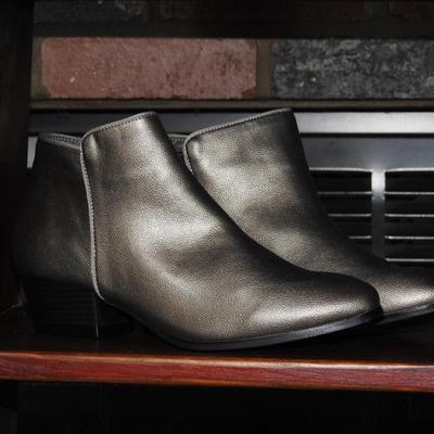 Women shoes size 8M