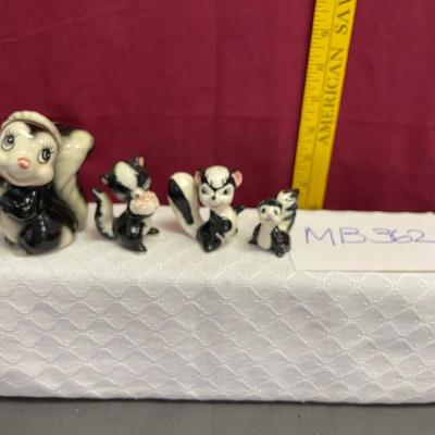 Set of skunks