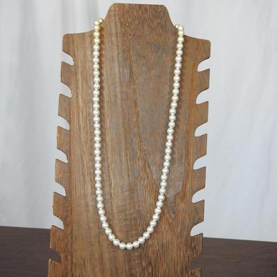 Vintage string of pearls necklace